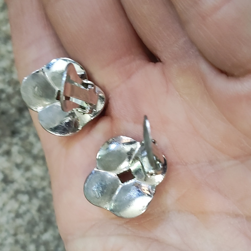 CROWN TRIFARI VINTAGE PAT PENDING SILVER-TONE KNOT BUTTON CLIP-ON 3/4" EARRINGS - Picture 6 of 10